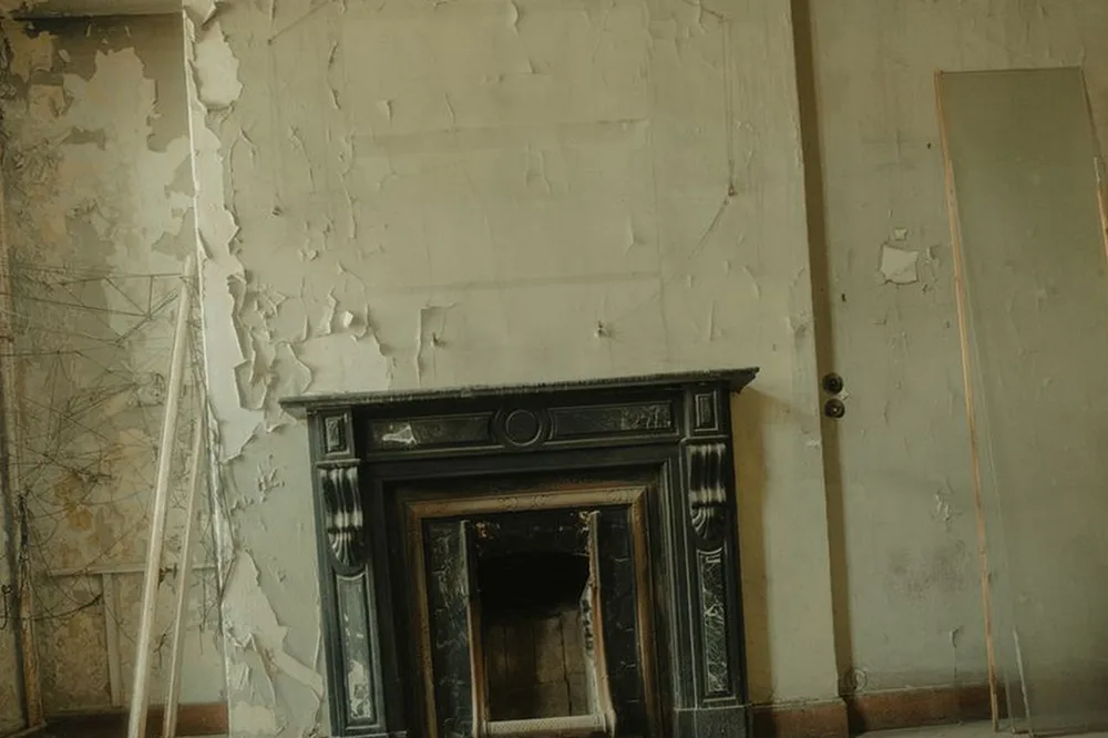 Salón con chimenea antes