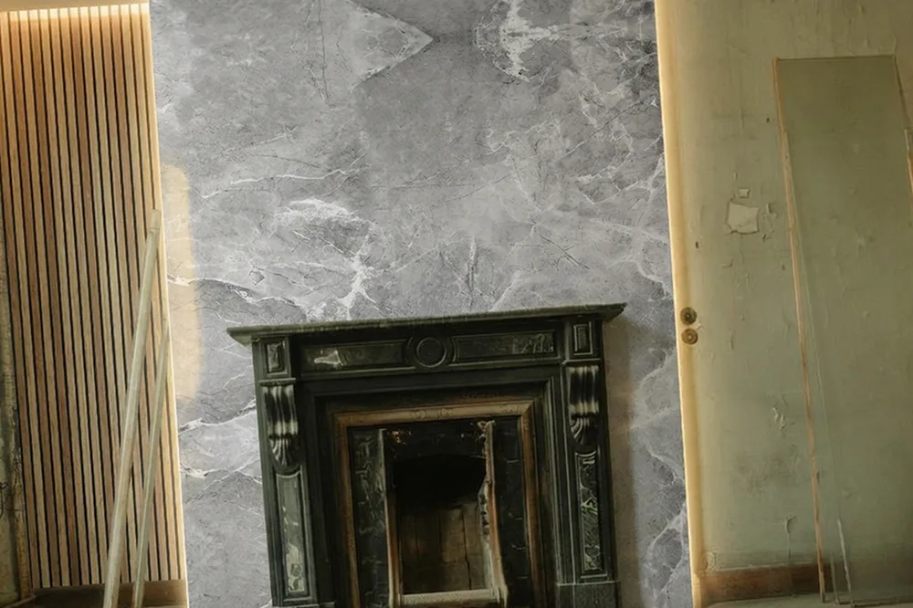 Salón con chimenea después con panel Gris
