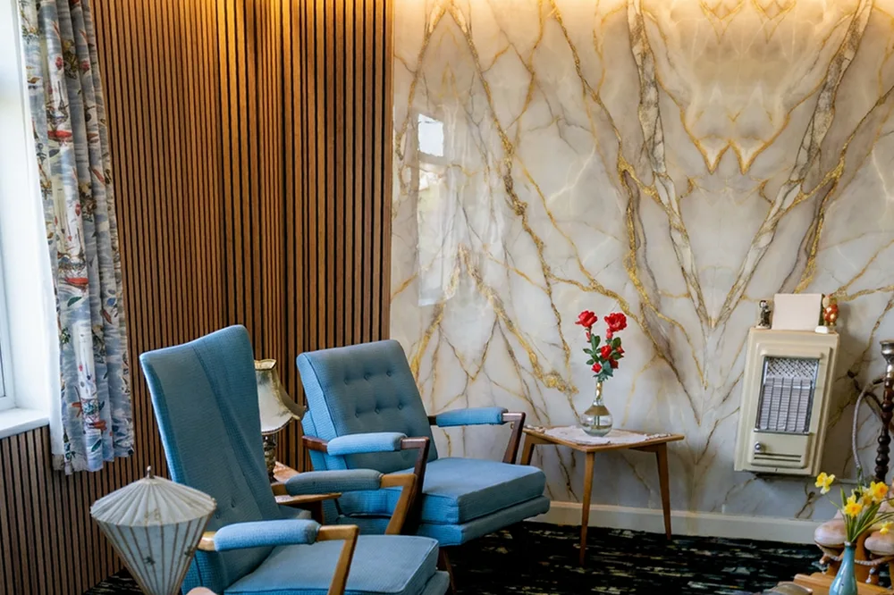 Salón después con panel Oro