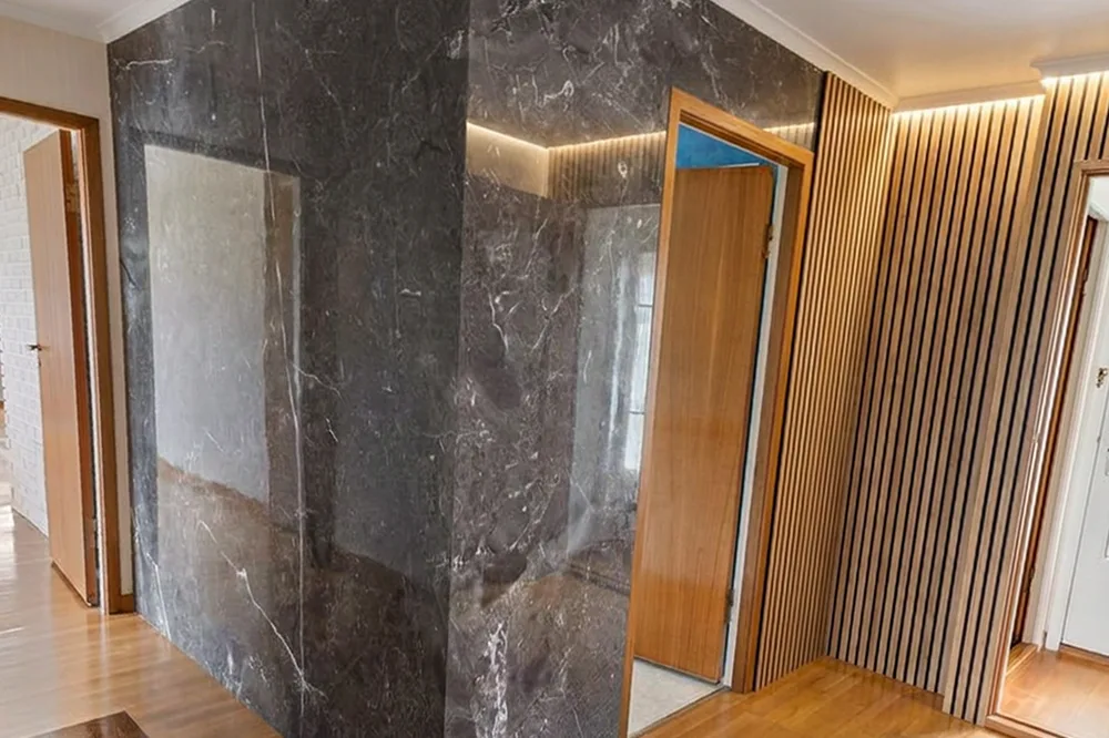 Pasillo después con panel Creta